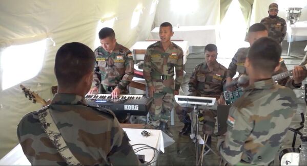 سربازان هندی هنگام آماده شدن برای رزمایش وستوک 2022 در روسیه . - اسپوتنیک افغانستان  