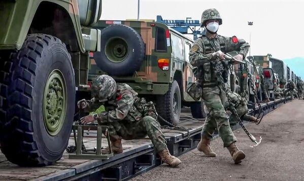 کاروان مسلح چین  هنگام ورود به تمرینات نظامی &quot;ووستوک-2022&quot; در زمین آموزشی سرگیفسکی در پریمورسکی      روسیه - اسپوتنیک افغانستان  