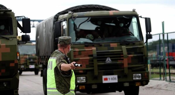 تجهیزات نظامی چین در جریان آمادگی برای رزمایش پوستوک-2022 در روسیه. - اسپوتنیک افغانستان  