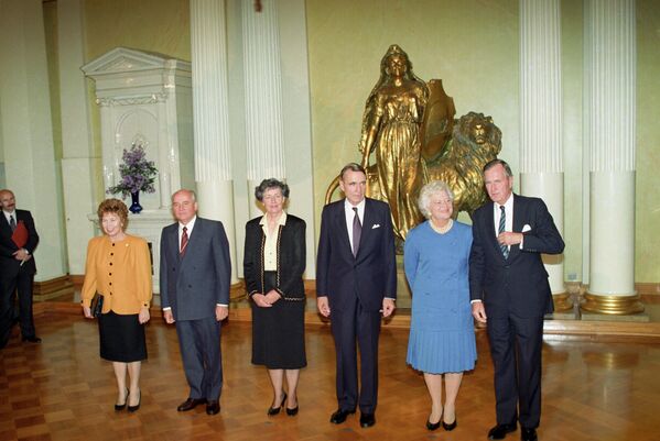 نشست دوجانبه سران اتحاد جماهیر شوروی و ایالات متحده آمریکا در هلسینکی که در آن  در مورد وخامت اوضاع خلیج فارس پس از حمله ارتش عراق به کویت بحث و گفتگو شد. میخائیل گورباچف، رئیس جمهور شوروی (نفر دوم از چپ)، رئیس جمهوری فنلاند مائونو کویویستو (سوم از راست) و رئیس جمهور ایالات متحده جورج دبلیو بوش (سمت راست) به همراه همسرانشان در طی جلسه ای در کاخ ریاست جمهوری. - اسپوتنیک افغانستان  