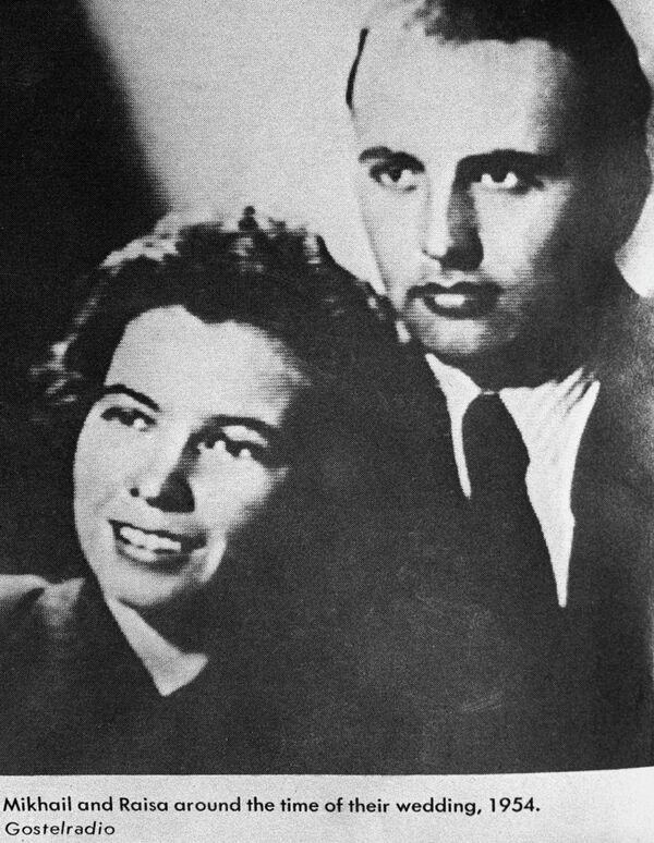 میخائیل سرگیویچ گورباچف ​​و همسرش  رایسا ماکسیموا گورباچوا در جوانی عکس 1953-1954.   - اسپوتنیک افغانستان  