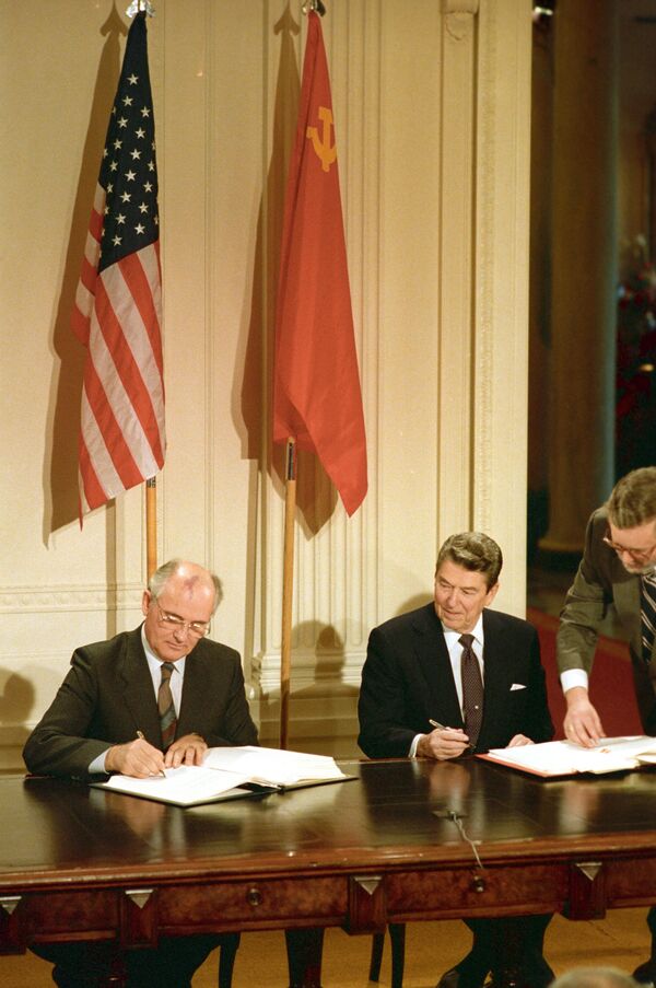 &quot;رونالد ریگان&quot; رئیس‌جمهوری وقت امریکا و گورباچف، هشتم دسمبر 1987 میلادی پیمان منع موشک‌های هسته‌ای میان‌برد را امضا کردند و یکم جون 1988اجرایی شد، اما 1 فبروری 2019 پس از گذشت 31 سال، امریکا به طور رسمی از آن خارج شد. - اسپوتنیک افغانستان  