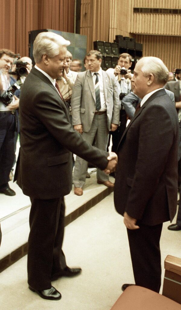 رئیس جمهور اتحاد جماهیر شوروی، میخائیل گورباچف ​​ تصدی پست ریاست جمهوری را به  یلتسین  تبریک می گوید. - اسپوتنیک افغانستان  