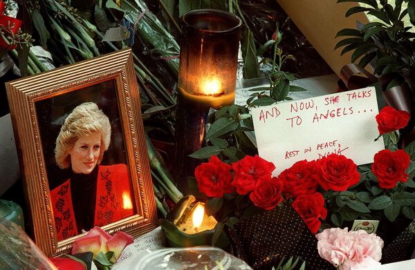 توجه رسانه ها و مطبوعات جهان برای آخرین بار در تاریخ 31 آگست 1997 به دایانا جلب شد، روزی که او در یک تصادف رانندگی در پاریس کشته شد. - اسپوتنیک افغانستان  
