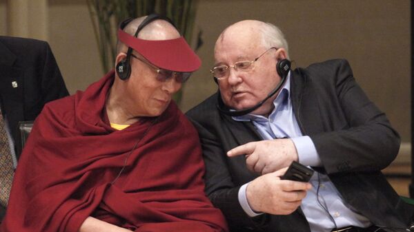 Далай-лама и Михаил Горбачев на саммите лауреатов Нобелевской премии мира в Чикаго - اسپوتنیک افغانستان  