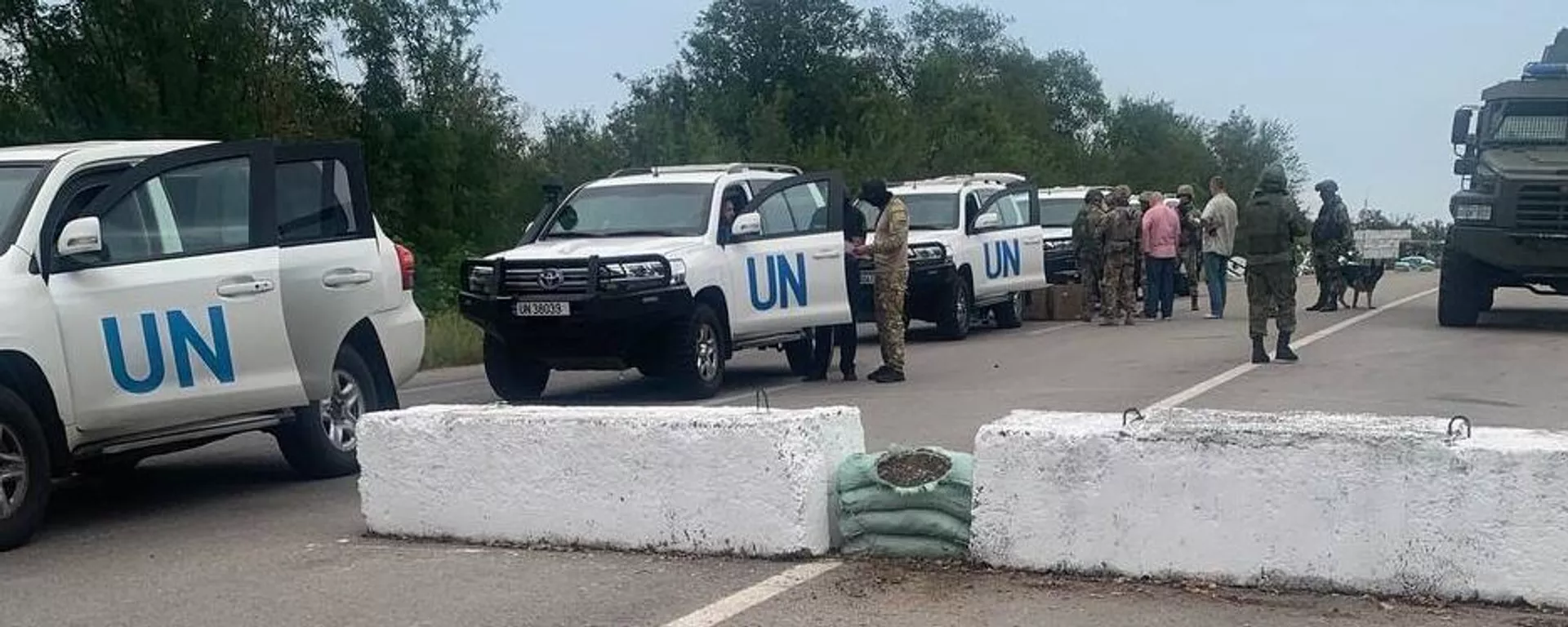 Автомобили с делегатами МАГАТЭ в пункте пропуска Васильевка на пути к Запорожской атомной электростанции - اسپوتنیک افغانستان  , 1920, 07.09.2022
