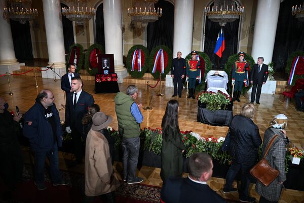 مراسم وداع با گورباچف ​​در مسکو در سالن شورای اتحادیه‌ها برگزار شد..  پس از این مراسم جسد وی در قبرستان &quot;نوودویچی&quot; در کنار همسرش &quot;رایسا ماکسیموفنا&quot; به خاک سپرده می‌شود. - اسپوتنیک افغانستان  