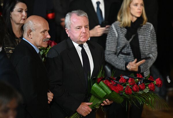 جان سالیوان سفیر ایالات متحده در روسیه در مراسم خداحافظی با میخائیل گورباچف ​​رئیس جمهور سابق شوروی. - اسپوتنیک افغانستان  