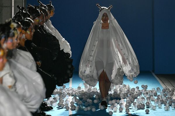 مدل شرکت کننده در نمایش لباس در توکیو - اسپوتنیک افغانستان  