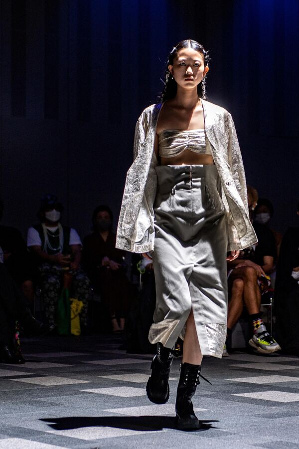 مدل شرکت کننده در نمایش لباس در توکیو - اسپوتنیک افغانستان  