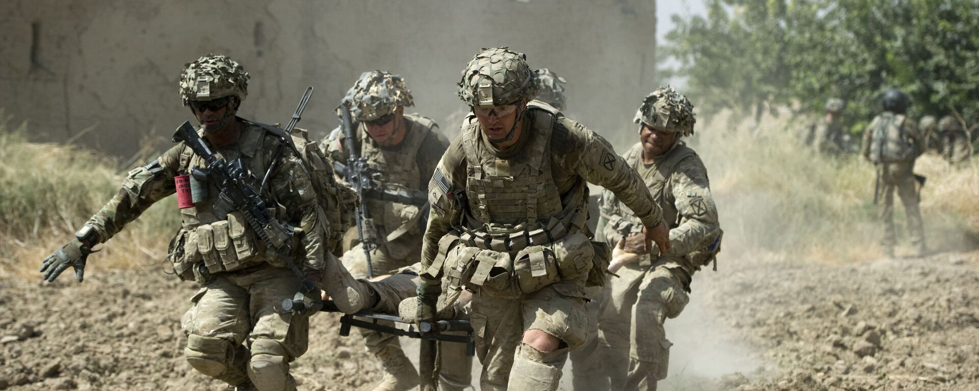 A fatally wounded US soldier is carried by comrades during fighting in Afghanistan in August 2011.  - اسپوتنیک افغانستان  , 1920, 27.02.2023