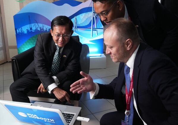 مین آنگ هلین، نخست وزیر میانمار (سمت چپ) و دیمیتری گورنوستایف (راست) معاون سردبیر - مدیر اداره اطلاعات اصلی گروه رسانه ای راسیا سگودنیا (روسیه امروز)   در مجمع اقتصادی شرق در ولادی وستوک. - اسپوتنیک افغانستان  