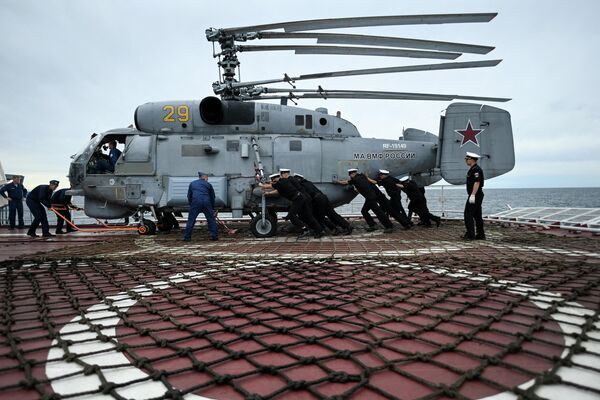 ملوانان یک هلیکوپتر نظامی روسی Ka-27PL را بر روی عرشه ناوشکن ضد زیردریایی مارشال شاپوشنیکوف در جریان تمرینات نظامی &quot;ووستوک - 2022&quot; در خلیج پیتر کبیر دریای جاپان در خارج از شهر ولادی وستوک  منتقل می کنند. - اسپوتنیک افغانستان  