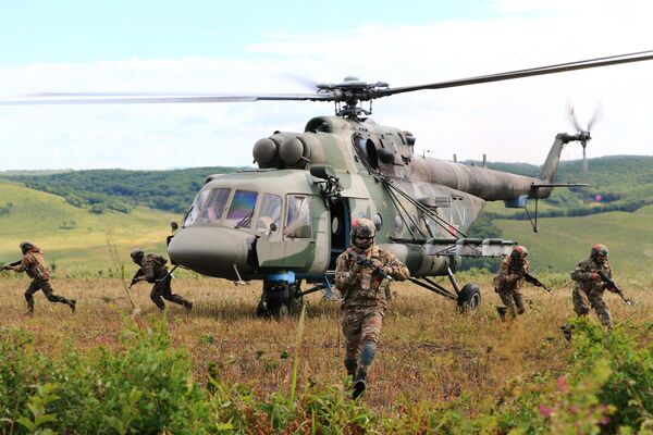 هلیکوپتر چند منظوره Mi-8 در تمرینات فرماندهی استراتژیک وستوک-2022 در زمین آموزشی سرگیفسکی. - اسپوتنیک افغانستان  