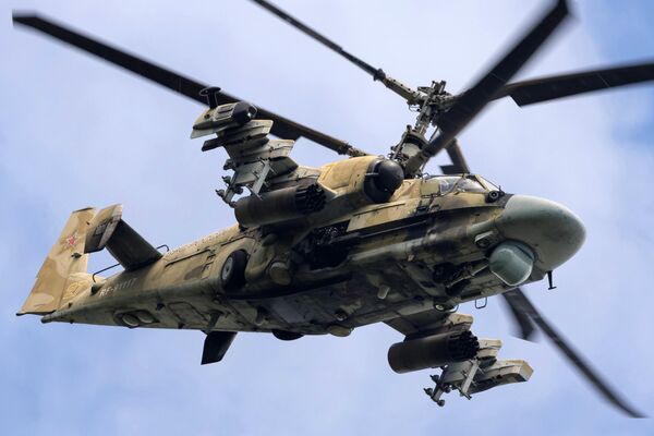 یک هلیکوپتر تهاجمی Ka-52 در طول تمرینات فرماندهی استراتژیک وستوک-2022 در زمین آموزشی سرگیفسکی. - اسپوتنیک افغانستان  