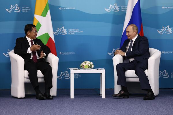 دیدار ولادیمیر پوتین، رئیس جمهور روسیه با مین آنگ هلینگ، نخست وزیر میانمار در حاشیه مجمع اقتصادی شرق در شهر ولادی وستوک - اسپوتنیک افغانستان  