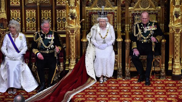 Королева Великобритании Елизавета II сидит на троне в Палате лордов, 2022 год - اسپوتنیک افغانستان  