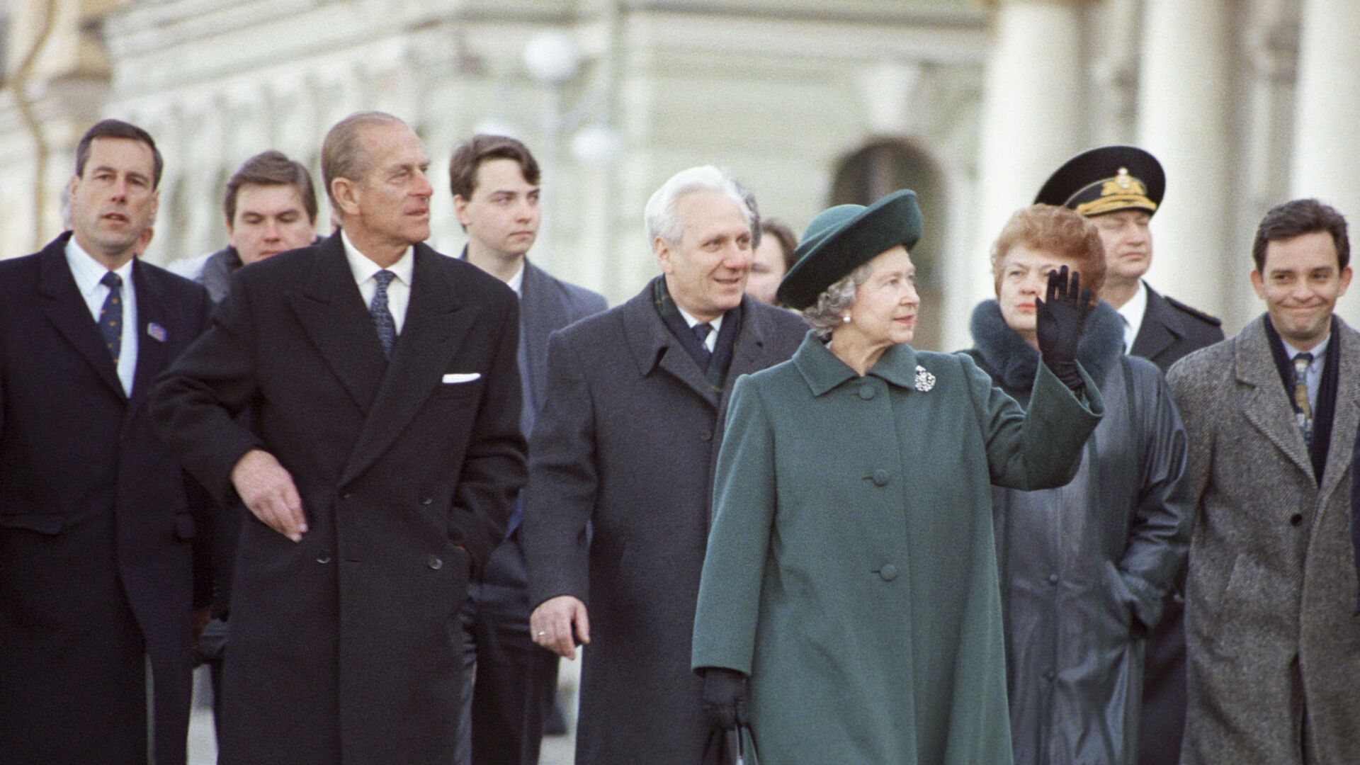 Королева Великобритании Елизавета II приветствует петербуржцев на Дворцовой площади, 1994 год - اسپوتنیک افغانستان  , 1920, 08.09.2022