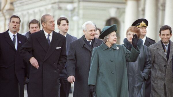 Королева Великобритании Елизавета II приветствует петербуржцев на Дворцовой площади, 1994 год - اسپوتنیک افغانستان  