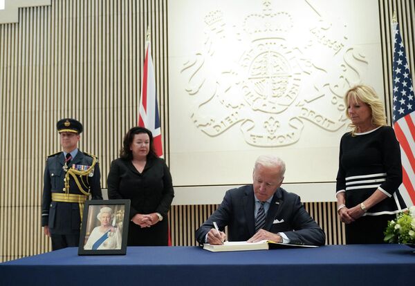 رئیس جمهور امریکا درحال نوشتن پیام تسلیت به خانواده شاهی بریتانیا.  - اسپوتنیک افغانستان  