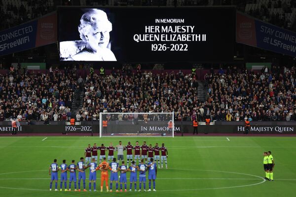 یک دقیقه سکوت هنگام بازی فوتبال به احترام ملکه بریتانیا.  - اسپوتنیک افغانستان  