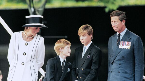Принц Чарльз, принцесса Диана и их дети Уильям и Гарри наблюдают за маршем в рамках празднования Дня виджея  - اسپوتنیک افغانستان  