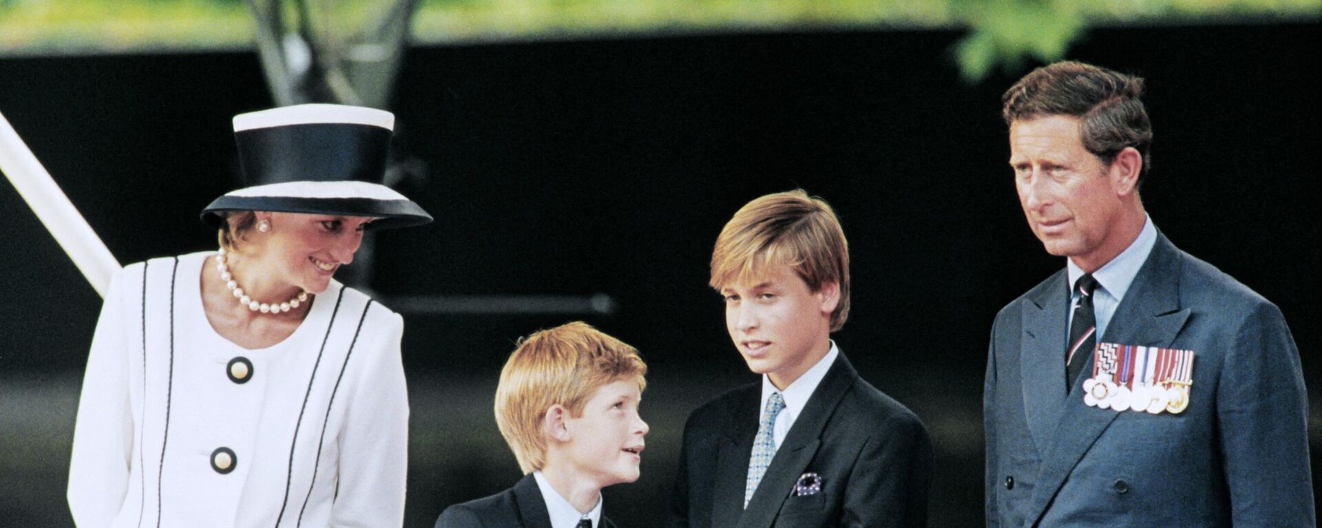 Принц Чарльз, принцесса Диана и их дети Уильям и Гарри наблюдают за маршем в рамках празднования Дня виджея  - اسپوتنیک افغانستان  , 1920, 09.09.2022
