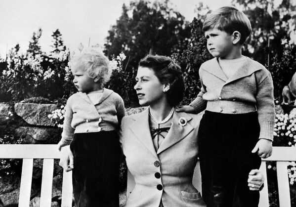 ملکه الیزابت دوم به همراه دو فرزندش چارلز و آن - اسپوتنیک افغانستان  