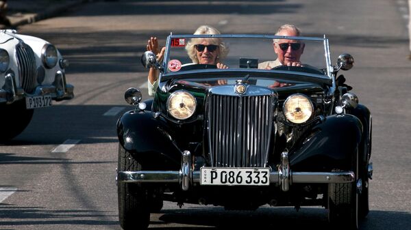 Принц Чарльз едет на старинном автомобиле со своей женой Камиллой во время культурного мероприятия в Гаване, Куба  - اسپوتنیک افغانستان  