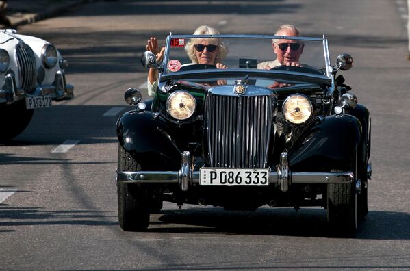 پرنس چارلز در حال رانندگی به همراه همسر دومش - اسپوتنیک افغانستان  