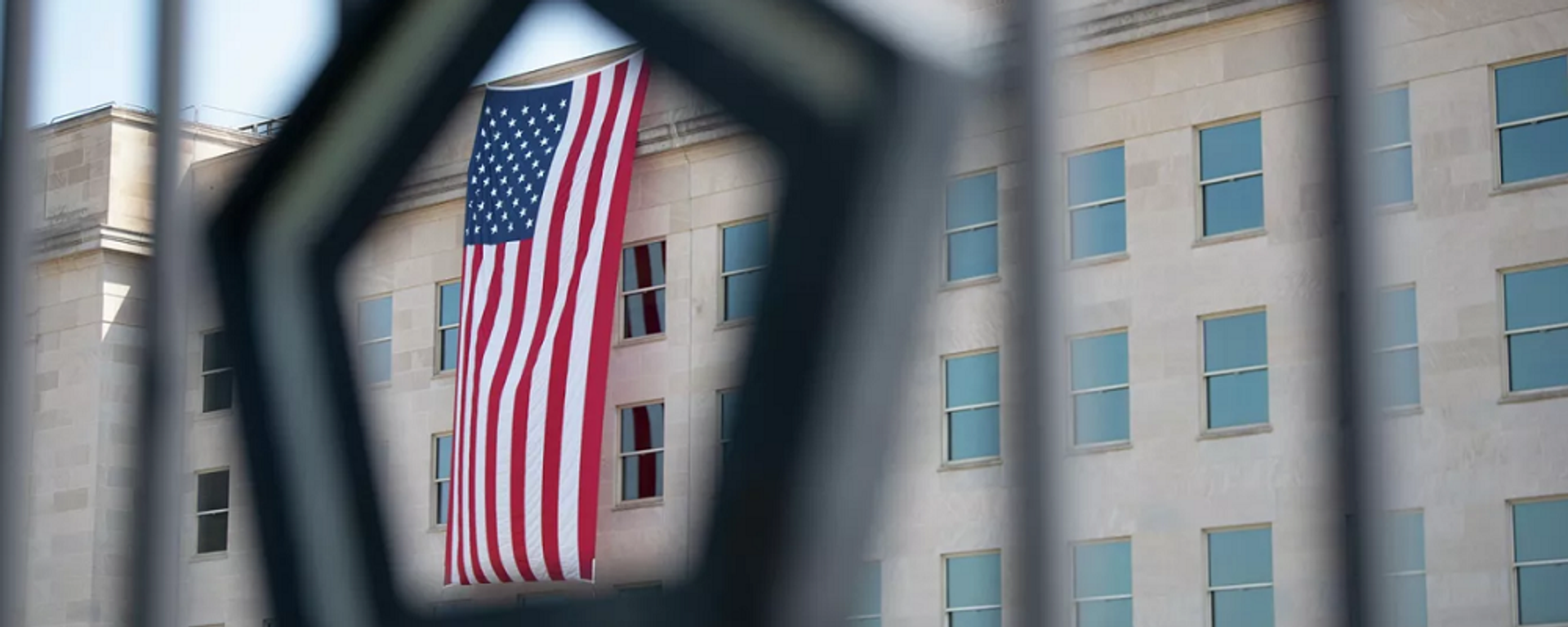 Американский флаг на здании Министерства обороны США в годовщину терактов 11 сентября, Вашингтон. - اسپوتنیک افغانستان  , 1920, 03.03.2023