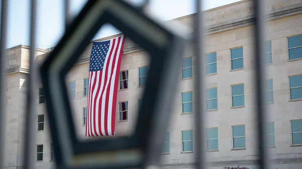 Американский флаг на здании Министерства обороны США в годовщину терактов 11 сентября, Вашингтон. - اسپوتنیک افغانستان  