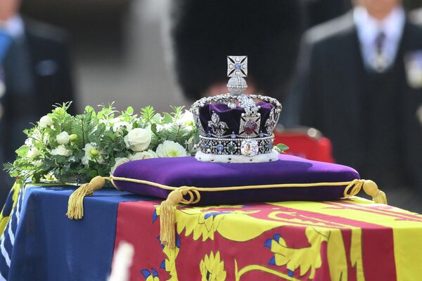 تابوت حامل جنازه ملکه الیزابت دوم برای ادای احترام عمومی به کاخ وستمینستر در لندن منتقل می‌شود و قرار است مراسم رسمی و آیین‌های ترحیم و تشییع جنازه او 19 سپتمبر برگزار شود. - اسپوتنیک افغانستان  
