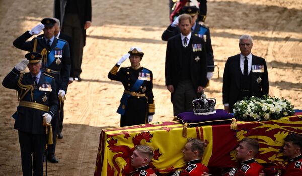ادای احترام پادشاه جدید و همسر ملکه اش و فرزندان و نوه های پادشاه فقید و شرکای آنها، از جمله شاهزاده و پرنسس ولز و دوک و دوشس ساسکس - اسپوتنیک افغانستان  
