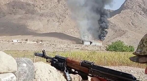 یک خانه مسکونی دراثر تیراندازی نظامیان تاجیکستان و قرقیزستان آتش گرفته است.  - اسپوتنیک افغانستان  