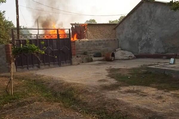 آتش گرفتن خانه ها در قرقیزستان در منطقه مرزی به دلیل تیراندازی نظامیان تاجیکستانی.  - اسپوتنیک افغانستان  