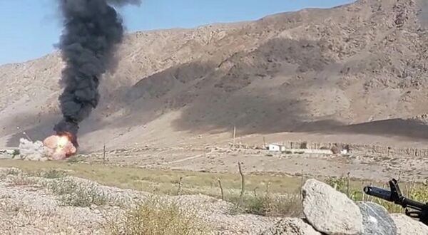 آتش گرفتن خانه ها در قرقیزستان در منطقه مرزی به دلیل تیراندازی نظامیان تاجیکستانی. - اسپوتنیک افغانستان  