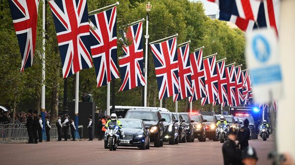 Кортеж прибывает к Вестминстерскому дворцу в Лондоне, где проходит прощание с королевой Великобритании Елизаветой II - اسپوتنیک افغانستان  