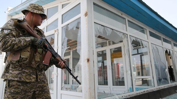 Военнослужащий ВС Киргизии возле контрольно-пропускного пункта Кызыл-Бель-автодорожный в Киргизии - اسپوتنیک افغانستان  