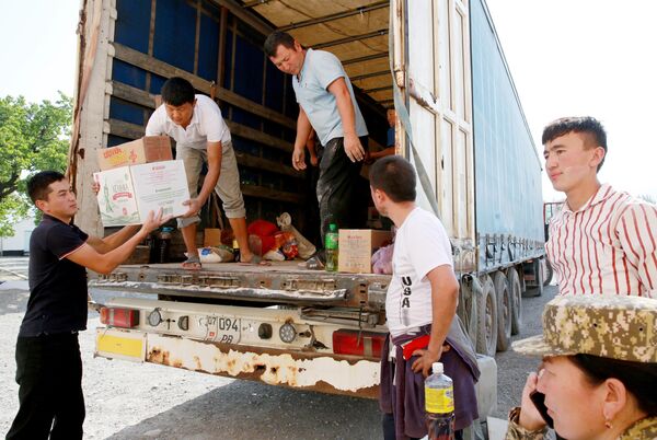 تخلیه کمک های بشردوستانه برای مهاجرین قصبه بوز آدیر در قرغیزستان. - اسپوتنیک افغانستان  