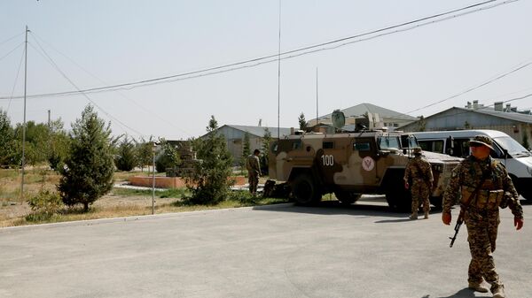 Военнослужащие ВС Киргизии возле контрольно-пропускного пункта Кызыл-Бель-автодорожный в Киргизии - اسپوتنیک افغانستان  