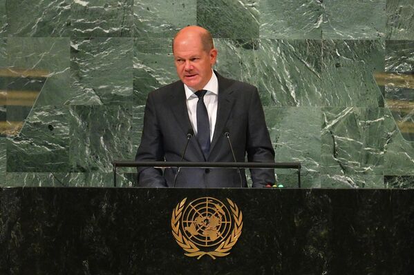 اولاف شولتز صدراعظم آلمان، در هفتاد و هفتمین نشست مجمع عمومی سازمان ملل در مقر سازمان ملل در شهر نیویورک در 20 سپتمبر 2022 سخنرانی می‌کند. - اسپوتنیک افغانستان  