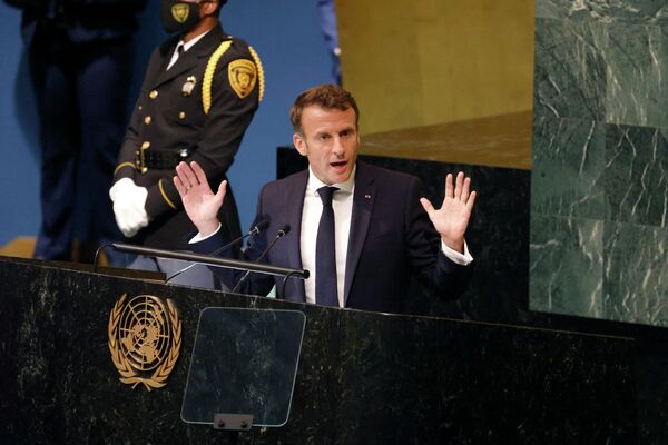 امانوئل مکرون رئیس جمهور فرانسه در هفتاد و هفتمین نشست مجمع عمومی سازمان ملل در مقر سازمان ملل در شهر نیویورک در 20 سپتمبر 2022 سخنرانی می‌کند. - اسپوتنیک افغانستان  
