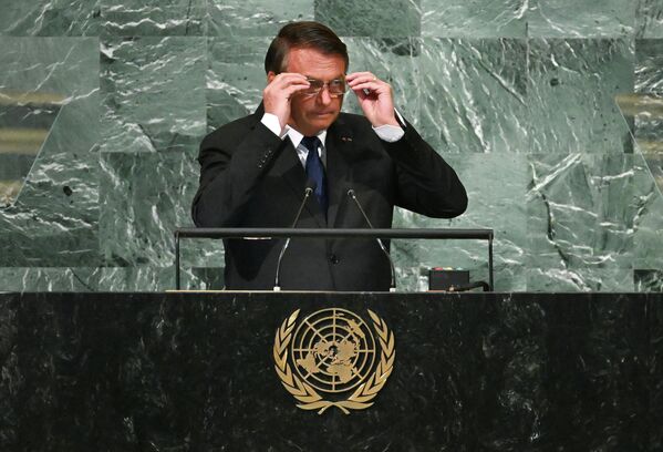ژایر بولسونارو، رئیس جمهور برازیل در هفتاد و هفتمین نشست مجمع عمومی سازمان ملل در مقر سازمان ملل در شهر نیویورک در 20 سپتمبر 2022 سخنرانی می‌کند. - اسپوتنیک افغانستان  
