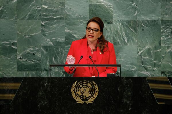 هندوراس شیومارا، رئیس‌جمهور کاسترو در هفتاد و هفتمین نشست مجمع عمومی سازمان ملل در مقر سازمان ملل در شهر نیویورک در 20 سپتمبر 2022 سخنرانی می‌کند. - اسپوتنیک افغانستان  