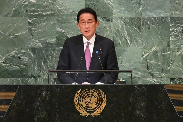 فومیو کیشیدا، نخست‌وزیر جاپان، در هفتاد و هفتمین نشست مجمع عمومی سازمان ملل در مقر سازمان ملل در شهر نیویورک در 20 سپتمبر 2022 سخنرانی می‌کند. - اسپوتنیک افغانستان  