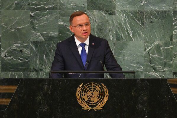 آندری دودا، رئیس جمهور پولند، در هفتاد و هفتمین نشست مجمع عمومی سازمان ملل در مقر سازمان ملل در شهر نیویورک در 20 سپتمبر 2022 سخنرانی می‌کند. - اسپوتنیک افغانستان  