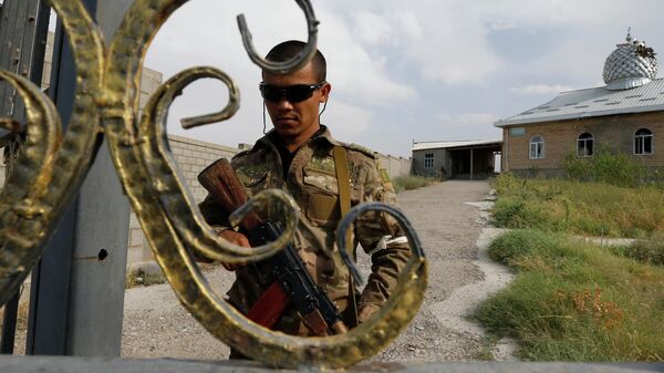 Киргизский военнослужащий в селе Максат на киргизско-таджикской границе - اسپوتنیک افغانستان  