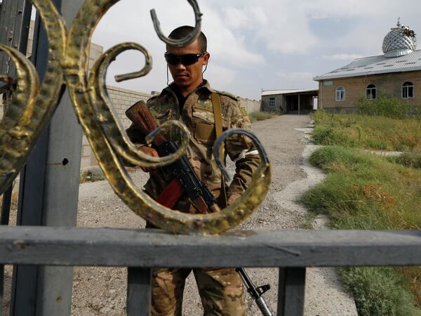 یک سرباز قرقیز در روستای «ماکسات» در مرز قرقیزستان و تاجیکستان. - اسپوتنیک افغانستان  