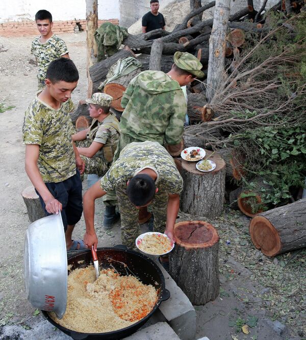 سربازان قرقیز در روستای «ماکسات» در مرز قرقیزستان و تاجیکستان پلو آماده می کنند - اسپوتنیک افغانستان  